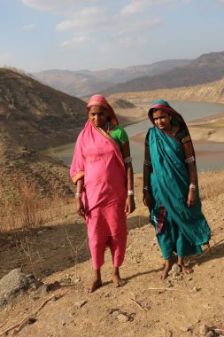 Narmada Vadisi Nandurbar, Maharashtra, Hindistan ve Asya 'da geleneksel kostümlü kabile kadınları. 10 / 3 / 2020 'ye tıklayın