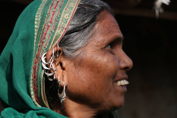 Племенная женщина в традиционном костюме в Нандурбаре, Махараштра, Индия, Азия. click on 10 / 3 / 2020
