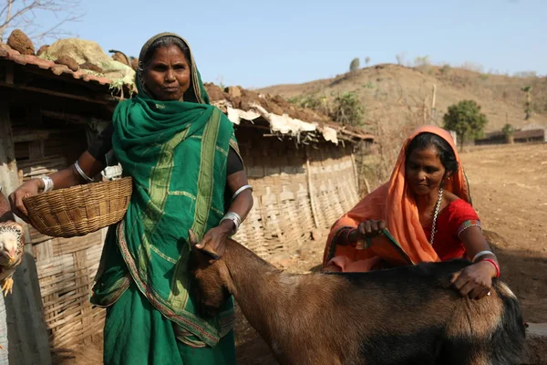 Nandurbar, Maharashtra, Hindistan, Asya 'da geleneksel kostümlü kabile kadını. 10 / 3 / 2020 'ye tıklayın