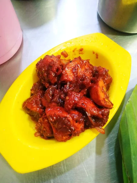 Ayam Goreng Tanpa Tulang Sambal Dan Kecap Dalam Konsistensi Semi — Stok Foto