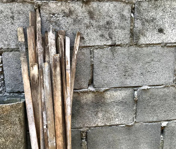 Duvarlar eski beton bloklardan yapılmış..