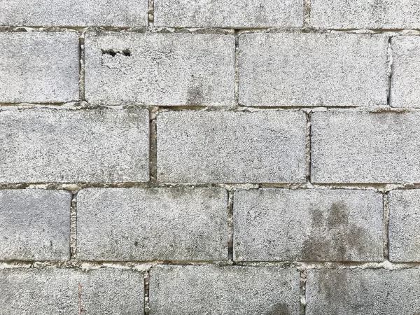 Duvarlar eski beton bloklardan yapılmış..