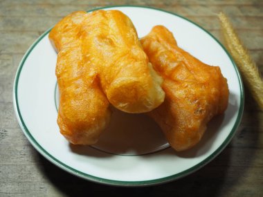 Tahta bir masaya yerleştirilmiş beyaz bir tabakta Patonggo kahvaltısı.