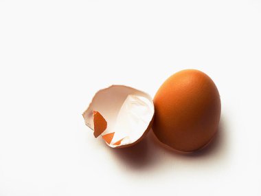Beyaz arkaplanda kırık yumurta kabuğu