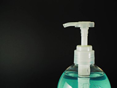 Antivirüs el yıkama alkolü şişede, siyah arka plan