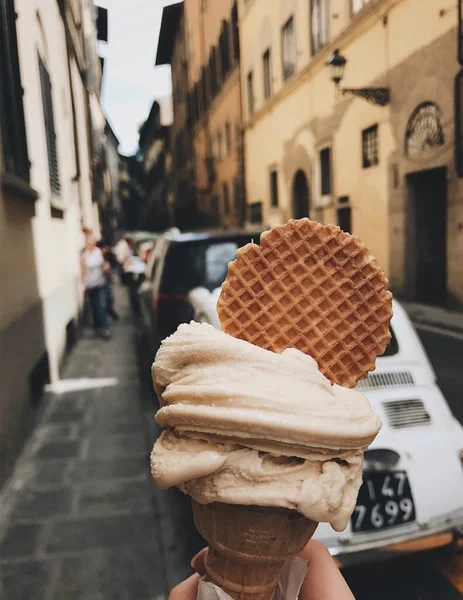 イタリア フィレンツェの路上で撮影されたクッキーと海塩キャラメルジェラートの写真 — ストック写真