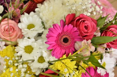 Çeşit çeşit ve renkli kokulu çiçekli bir hediye buketinin çiçek arkaplanı.