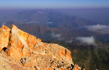 Güzel dağların arkasındaki altın kayalar