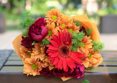 Açık havada farklı renklerde güzel bir çiçek buketi.