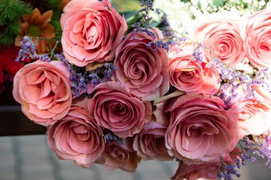 Güzel pembe çiçekler buketi