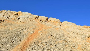 Rocky dağı, mavi gökyüzü arka planında sarı