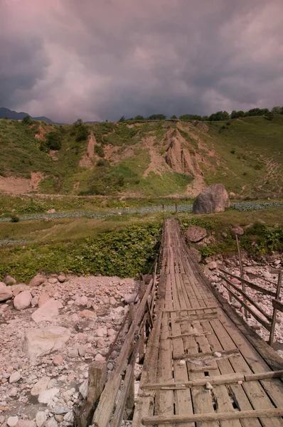渓流を渡る古代の木造階段 — ストック写真