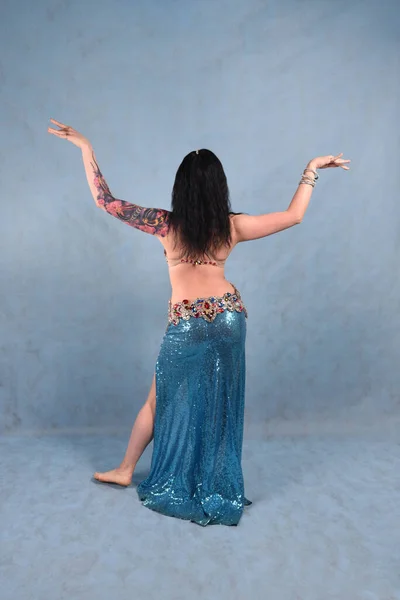 Красивая Танцовщица Восточном Платье Вуалью Красной Юбкой Полной Грудью Синем — стоковое фото
