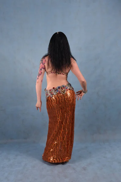 Красивая Танцовщица Восточном Платье Золотой Юбке Вуалью Студии Синем Фоне — стоковое фото
