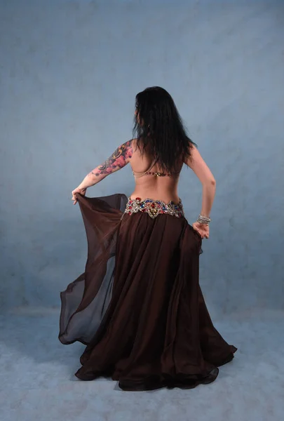 Piękna Tancerka Orientalnej Sukience Tańczy Studio Niebieskim Tle Machając Brązową — Zdjęcie stockowe