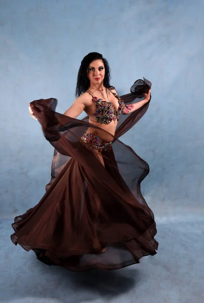 Une Belle Danseuse Robe Orientale Danse Dans Studio Sur Fond — Photo