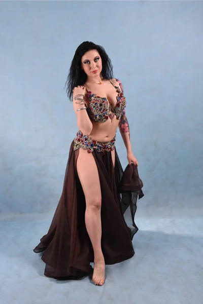 Piękna Tancerka Orientalnej Sukni Afisza Niebieskim Tle Studio — Zdjęcie stockowe