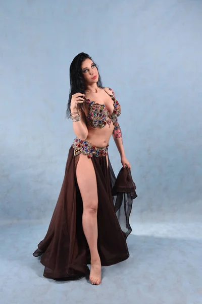 Piękna Tancerka Orientalnej Sukni Afisza Niebieskim Tle Studio — Zdjęcie stockowe