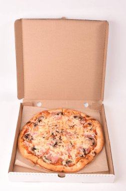 Lezzetli taze pizza siparişe hazır.