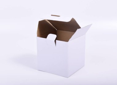  beyaz arkaplanda ambalaj için beyaz karton kutu