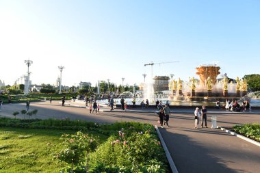 21 Haziran 2020 'de Moskova' nın merkezinde bir yaz günü Altın heykellerle dolu bir çeşme