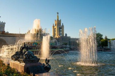 21 Haziran 2020 'de Moskova' da bir çeşmenin arka planına karşı sergi merkezinde sembolik bir anıt inşa edildi.