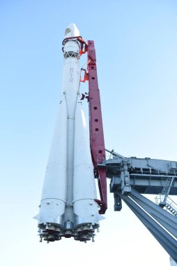 21 Haziran 2020 'de Moskova' da kozmonotik gün için bir roket şeklinde sembolik bir anıt.