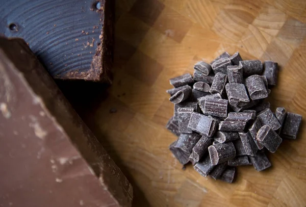 Koyu ve sütlü çikolata parçacıkları..