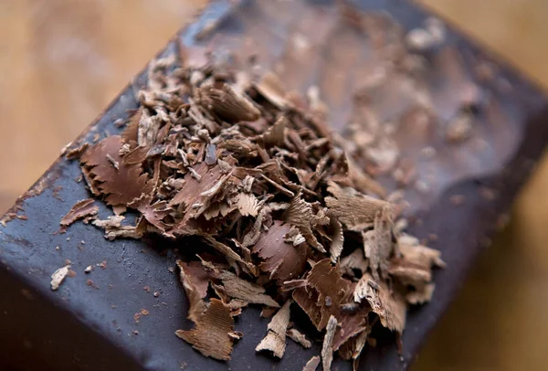 Bir kalıp siyah çikolata ve siyah çikolata parçaları..