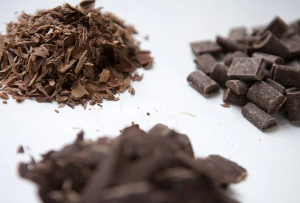 Koyu ve sütlü çikolata parçacıkları..