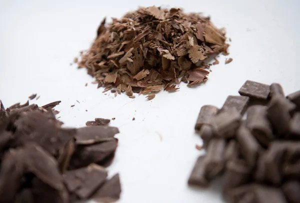 Koyu ve sütlü çikolata parçacıkları..