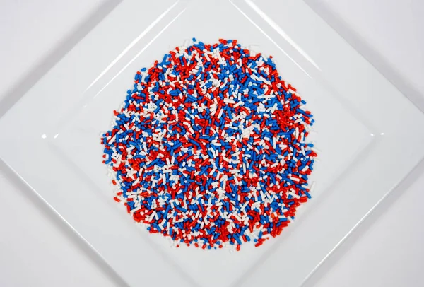 Kırmızı, beyaz ve mavi serpintiler.