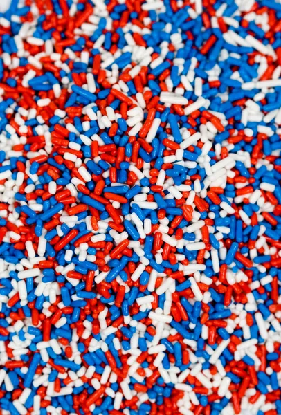 Kırmızı, beyaz ve mavi serpintiler.