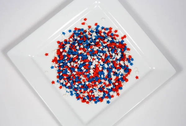 Yıldız kırmızı, beyaz ve mavi serpintiler.