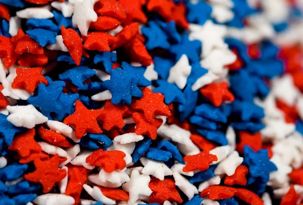 Yıldız kırmızı, beyaz ve mavi serpintiler.