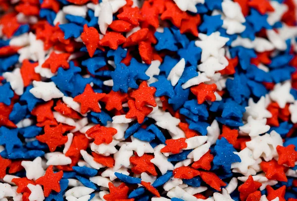 Yıldız kırmızı, beyaz ve mavi serpintiler.