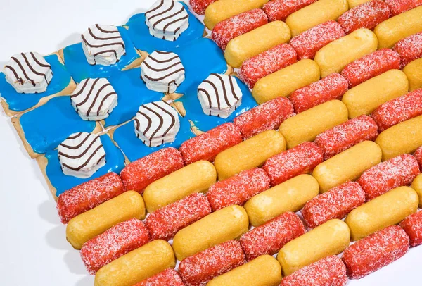 Atıştırmalık kekler ve diğer abur cuburlardan oluşan bir Amerikan bayrağı. 