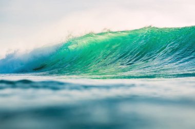 güzel temiz deniz dalga üzerinde mavi gökyüzü arka plan fotoğrafı