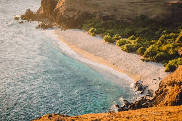 Günbatımı Zaman Güzel Rocky Dağları Ile Kumlu Plaj Fotoğrafı — Stok fotoğraf