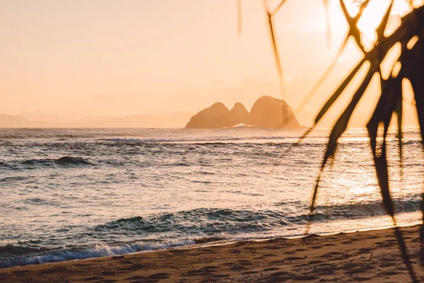 Foto Van Zandstrand Met Mooie Rocky Mountains Zonsondergang Tijd — Stockfoto