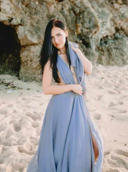 Retrato Bela Mulher Morena Vestido Cinza Longo Praia Areia Com — Fotografia de Stock