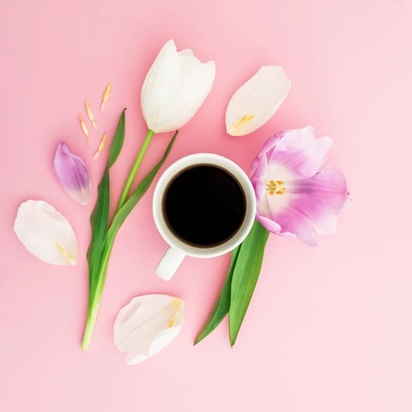 Vista Superior Taza Café Con Flores Tulipán Sobre Fondo Rosa — Foto de Stock