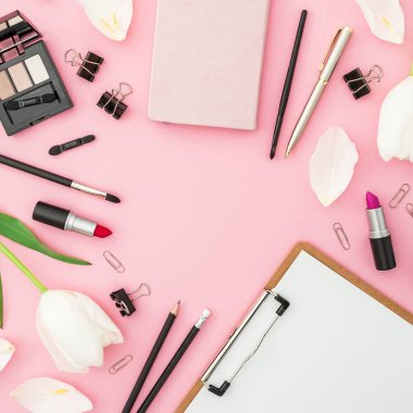 Pastel pembe Beyaz Lale çiçek ve yaprakları ile ayarla makyaj üstten görünüm  