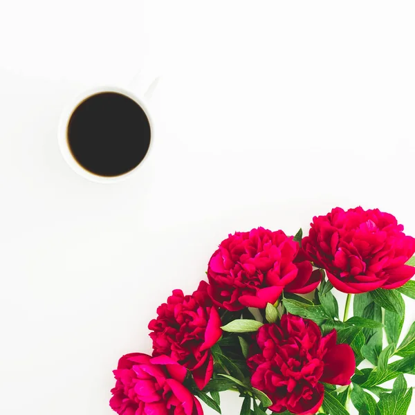 Vista Superior Taza Café Con Flores Rosadas Aisladas Sobre Fondo — Foto de Stock