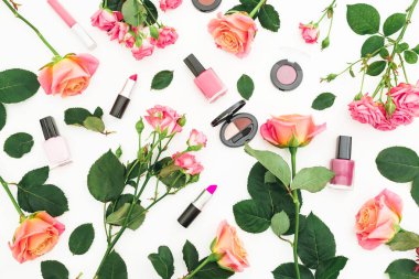 Gül ile ayarla makyaj ve beyaz arka plan üzerinde izole yaprakları üstten görünüm