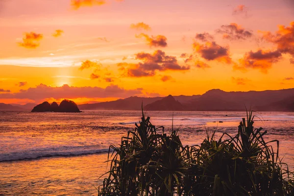 Фото Красивого Узбережжя Чистою Морською Водою Під Час Заходу Сонця — стокове фото