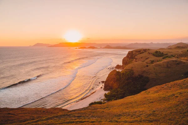 Foto Belo Litoral Com Água Mar Limpa Pôr Sol — Fotografia de Stock