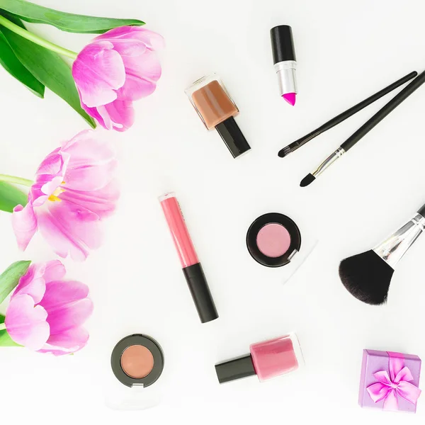 Üstten görünüm makyaj seti beyaz beyaz arka plan üzerinde izole yaprakları çiçek