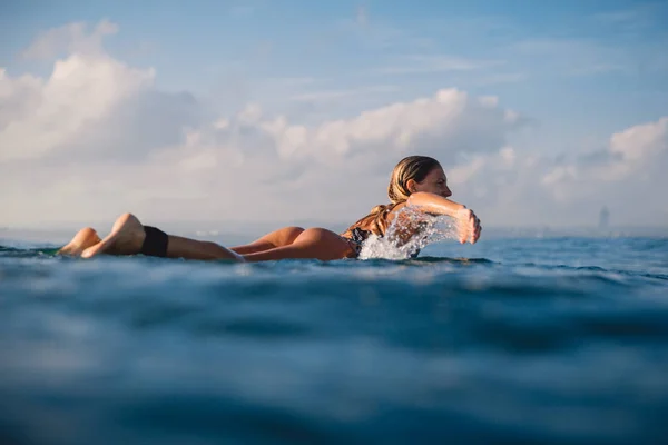 Mulher Surf Atraente Remando Prancha Surf Mulher Com Prancha Surf — Fotografia de Stock