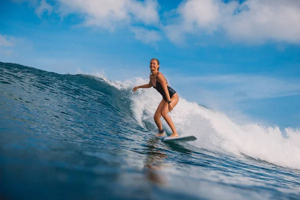 Surfista Alla Tavola Surf Cavalca Onda Donna Mare Durante Surf — Foto Stock